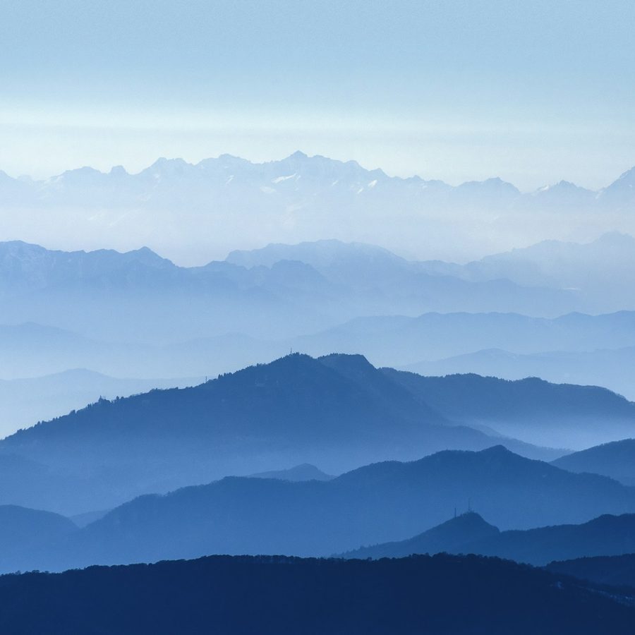 Blaue Bergketten im Dunst